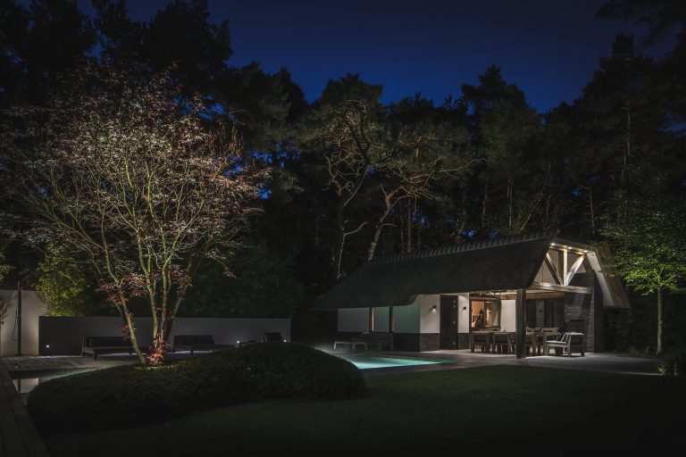 Met dimbare tuinverlichting krijgt u controle over de hele verlichtingsinstallatie in de tuin. Meer of minder licht bij het zwembad bijvoorbeeld, zoals op de foto te zien is.