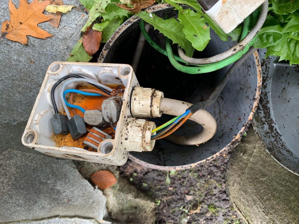 defecte contactdoos bij tuinverlichting vernieuwen of repareren