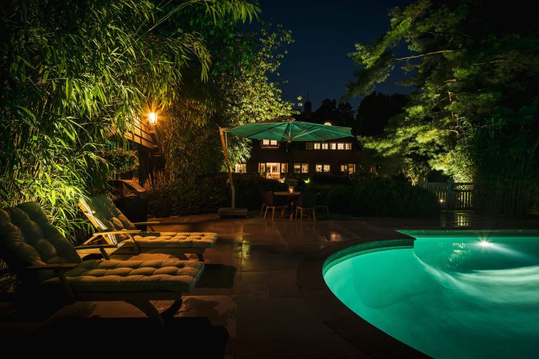 Meer thuiswerken dus meer thuis genieten met een prachtig verlichte tuin met zwembad zoals hier te zien is. Magisch licht zorgt voor een unieke sfeer.