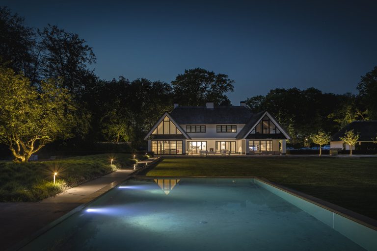 Zwemmen in het licht wordt een bijzondere ervaring met een creatie van lichtkunstenaar Lars Mallant. In tuinen die hij ontwerpt waan je je in het tropische regenwoud, zoals op deze foto te zien is. Hij gebruikt licht om een magische sfeer te creëren in elke tuin.