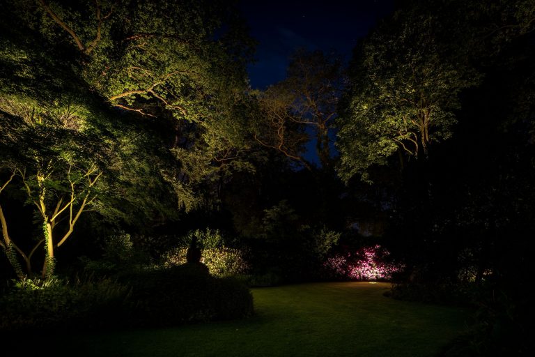 De vierjaargetijden komen tot leven met de verlichting van Lars Mallant, deze schitterende foto van een fraai verlichte tuin in de herfst is een lust voor het oog. De trap is uitgelicht en de bomen vormen een sprookjesachtig decor