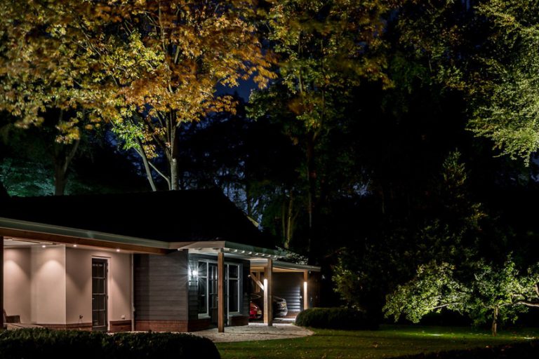 Een fraai verlichte tuin van een prachtig huis. Om de ultieme tuinbeleving te creëren werkt licht kunstenaar uitsluitend met de hoogste kwaliteit tuinverlichting.